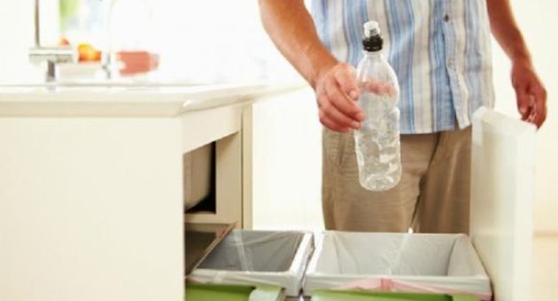 Nếu bạn đang đặt thùng rác trong tủ bếp thì hãy đưa ra ngay vì 7 lý do sau