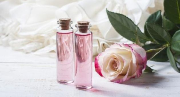 Sử dụng nước hoa hồng đúng cách đánh thức vẻ đẹp làn da