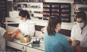 Thợ nail nói xấu khách bằng tiếng Việt hoảng hồn khi nhận ra họ hiểu được
