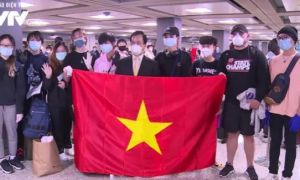 Chuyến bay thứ hai đưa 345 công dân Việt Nam từ Mỹ về nước đã cất cánh