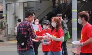 Người Việt ở Nhật “xuyên đêm” đóng gói khẩu trang hỗ trợ đồng bào