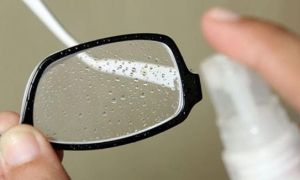 Mẹo để mắt kính ít bám hơi nước khi đeo khẩu trang và lái xe