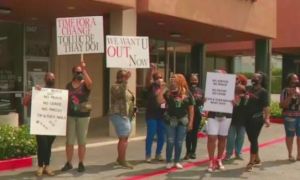 Tiệm nail gốc Việt bị biểu tình vì so sánh George Floyd với nCoV