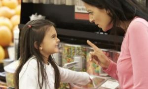 Phản ứng của bà mẹ khi biết con ăn cắp vặt