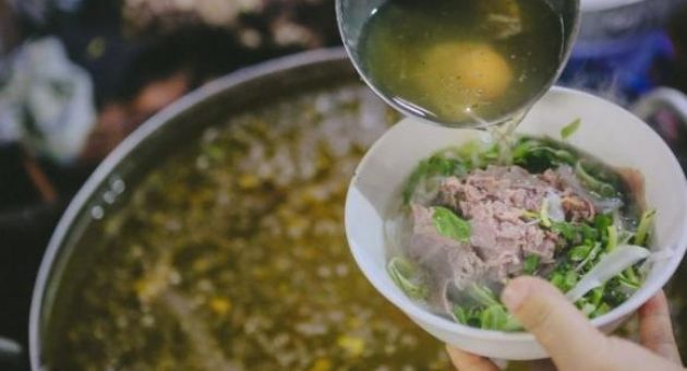 Chủ quán phở lâu năm hướng dẫn cách nấu một tô phở bò ngon, đậm đà cho người...