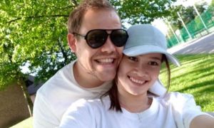 Mang bầu bị bạn trai Tây hắt hủi, cô gái được mẹ chồng đưa sang Anh