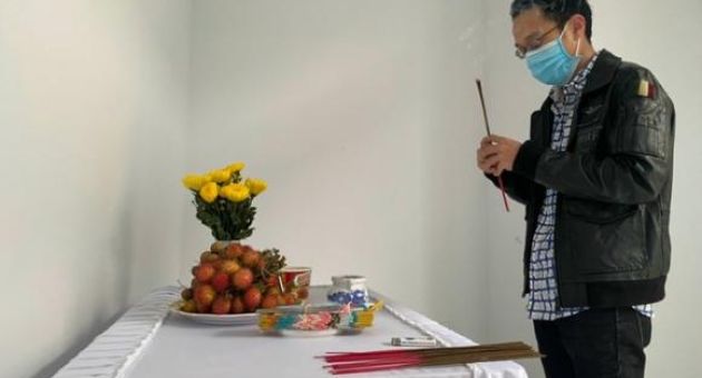 Vừa từ Nhật Bản trở về thì mẹ mất, nam công nhân nghẹn ngào để tang mẹ bằng...