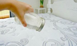 Nghe lời hàng xóm rắc baking soda lên giường, sáng dậy mẹ trẻ ngỡ ngàng với...
