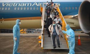 Chuyến bay đầu tiên người về nước trả phí trọn gói hạ cánh tại Vân Đồn