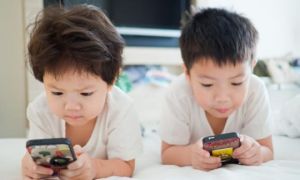 Cha mẹ nên làm gì khi con nghiện điện thoại?