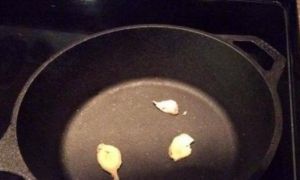 Dầu chiên rán không hề bắn lên người, bếp đun luôn sạch tinh nhờ 5 mẹo của...