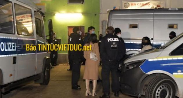 Cảnh sát Đức phá tiệc karaoke trái phép với 41 người tham gia ở Berlin
