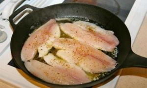 Bí quyết rán cá giòn tan, không bong da, bắn dầu nhờ bí kíp cực đơn giản này