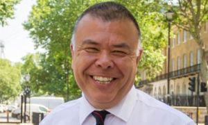 Lý do giáo sư gốc Việt được người dân Anh yêu mến trong dịch Covid-19