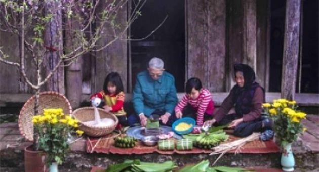 Chơi hoa, đi chợ Tết, gói bánh chưng... là những phong tục đẹp của ngày Tết.