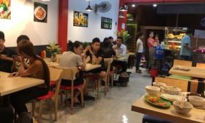 2 đứa trẻ cùng đến quán gà rán, nhưng khi nhìn sang bé trai, ai nấy lập tức...