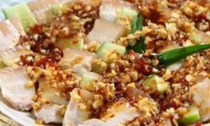 Món ngon mỗi ngày: Thịt ba chỉ luộc rưới sốt tỏi