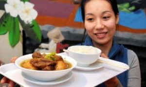 Đôi vợ chồng Việt làm thịt kho tàu trên đất Mỹ