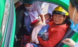 Tài xế taxi giúp sản phụ sinh con trên xe