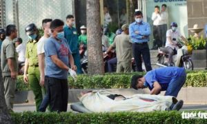 Chàng trai nước ngoài đang chạy xe máy, ngã lăn ra chết giữa đường