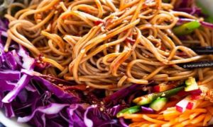 Cách làm salad mì trộn kiểu Hàn Quốc đơn giản lại thơm ngon, không lo...