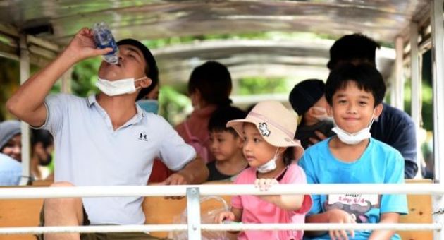 Nhiệt độ miền Nam đạt 38 độ C, mưa trái mùa không đủ ‘giải khát’