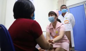 Vắc xin ngừa COVID-19 về Việt Nam bị chậm, nguy cơ thiếu hàng