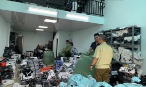 Hàng 'sang chảnh' LV, Gucci, Nike nhồi bao tải như hàng chợ