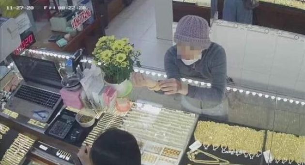 Cô gái đi khắp nơi xin tiền chữa bệnh thiếu máu não: 'Tôi bán hết rồi'