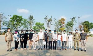 12 người Việt điều trị khỏi COVID-19 ở Campuchia được đưa về nước