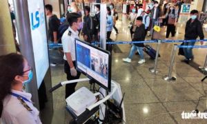 TP.HCM đề xuất nhân viên sân bay có tiếp xúc hành khách được ưu tiên tiêm vắc...