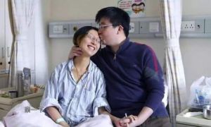 Một năm sau cái chết của vợ yêu, người chồng tận tụy đã trìu mến nắm tay người...