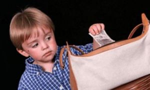 Phát hiện con trai 8 tuổi lấy trộm tiền: Chẳng cần mắng mỏ, người mẹ chỉ nói...