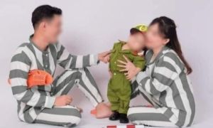 Màn chụp ảnh gia đình gây khó hiểu: Bố mẹ mặc áo tù, để con đóng giả làm lực...