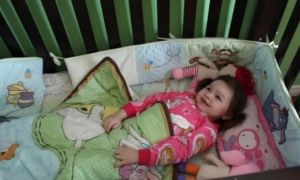 Thấy con chỉ ngủ 20 phút mỗi đêm, 1,5 giờ/ngày, cha mẹ đưa con đi khám rồi...