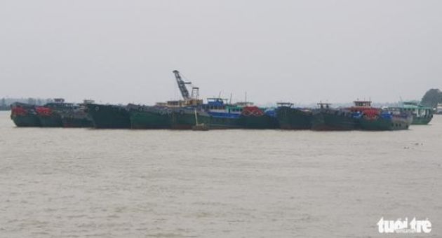 Cát khan hiếm, sà lan đậu khắp sông Tiền khiến doanh nghiệp khốn khổ