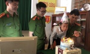 Thiếu niên 14 tuổi đi làm căn cước công dân nhận điều bất ngờ lúc 0h1 phút