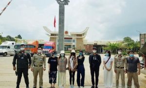 Đưa 6 người Việt được điều trị khỏi COVID-19 tại Campuchia về nước