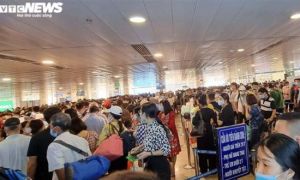 Khu soi chiếu an ninh sân bay Tân Sơn Nhất như chợ vỡ, khách kiệt sức chờ đợi