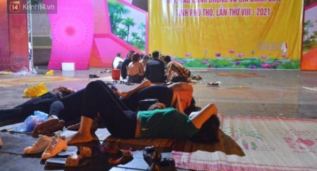 Người lớn, trẻ nhỏ trải bạt nằm vạ vật ở bãi cỏ, chờ lên dâng hương Vua Hùng...