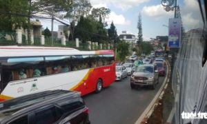 17 tiếng ngồi xe chưa đến được Đà Lạt do đèo Bảo Lộc ùn tắc