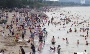 Hàng vạn người về Cửa Lò tắm biển, nhiều người quên đeo khẩu trang