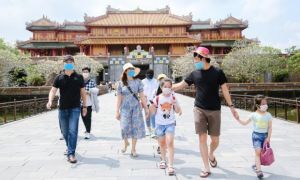 Khách sạn 3-5 sao tại Huế kín chỗ 80%, du khách vui chơi khẩu trang bịt kín