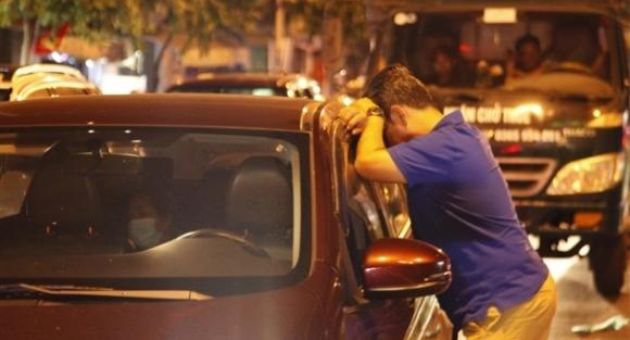 Ùn tắc kinh hoàng tại cầu Rạch Miễu, tài xế kiệt sức, nhiều người bỏ xe đi bộ