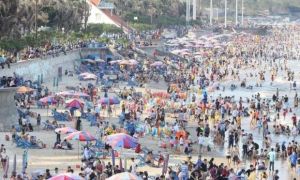 Nguy cơ bùng dịch Covid-19 từ những ''biển người'' dịp nghỉ lễ