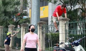 Hà Nội: Người dân bất chấp lệnh cấm, trèo rào vào công viên tập thể dục