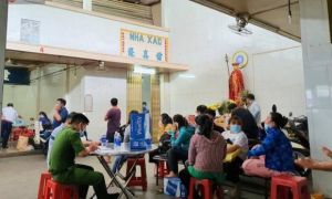 Người thân ngã quỵ, chờ đợi đón nhận 8 thi thể trong vụ cháy ở Sài Gòn: