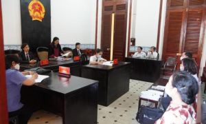 Tạm ngừng phiên tòa xử vụ 1m2 đất bằng giá tô phở