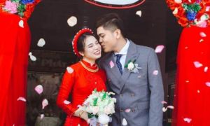 Nữ du học sinh yêu và cưới y sĩ chăm sóc mình ở khu cách ly