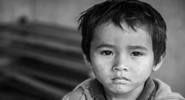 Ngâγ thơ – Bài học quý giá mẹ dạγ con trước khi mất : Đừng để ý ánh mắt người...